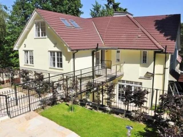 Flat for rent in Heol-las, Surrey