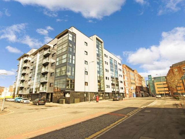 Flat for rent in Calderstones