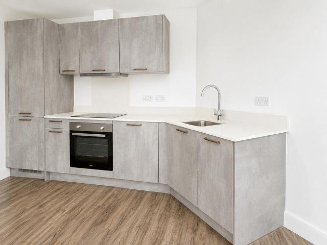 Flat for rent in Rush Green, Greater London