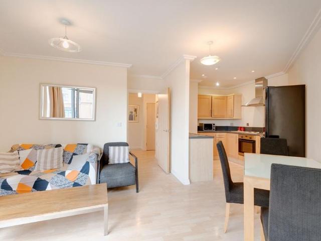 Apartment for rent in London Borough of Ealing, Park Royal