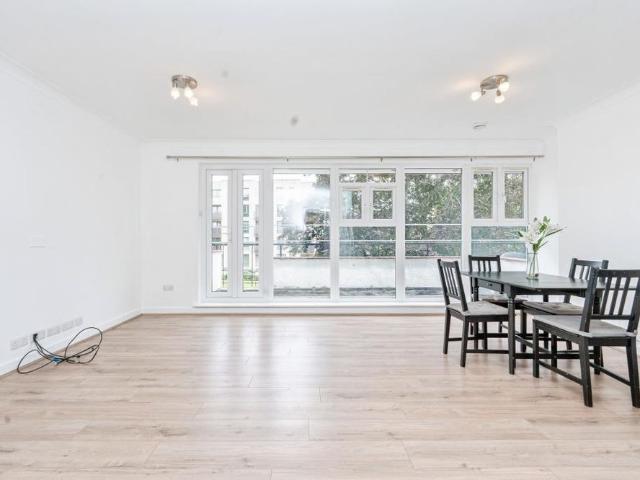 Apartment for rent in Little Stanmore, Greater London