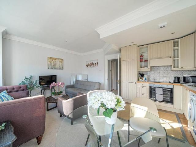 Apartment for rent in Brompton, Greater London