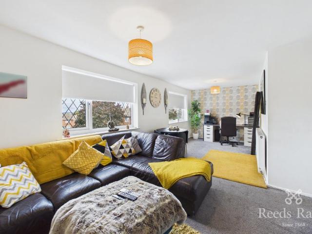 Flat for rent in Warmfield, West Yorkshire