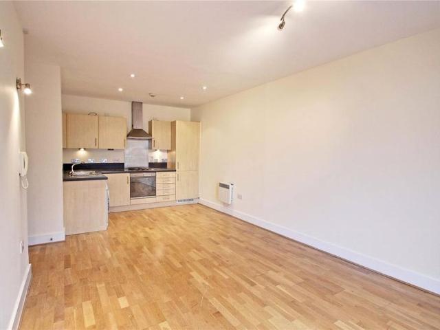 Apartment for rent in Row Town, Surrey