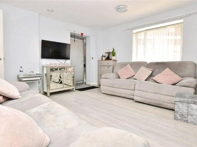 Apartment for rent in Little Heath, Greater London