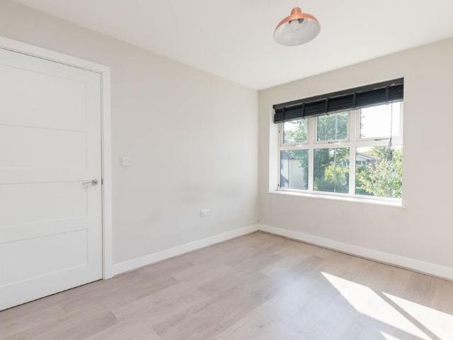 Apartment for rent in Row Town, Surrey