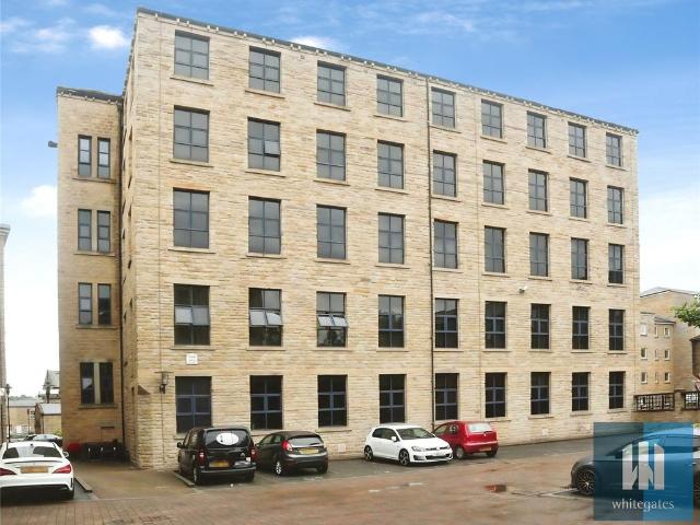 Flat for rent in Huddersfield, West Yorkshire