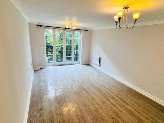 Flat for rent in Northwood, Greater London
