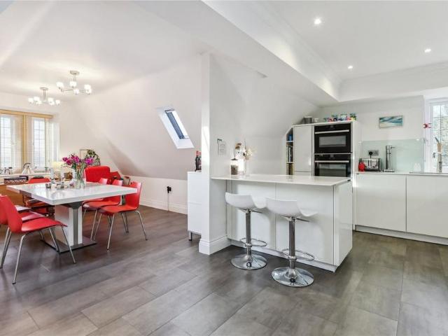 Apartment for rent in Blackhills, Surrey