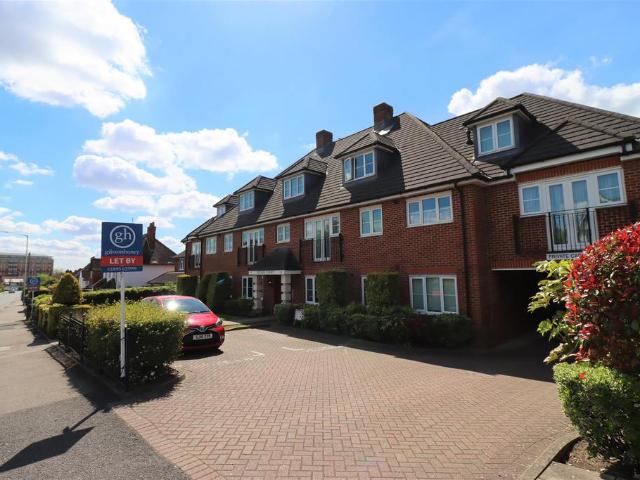 Flat for rent in Ruislip, London Borough of Hillingdon