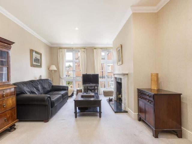 Apartment for rent in Row Town, Surrey