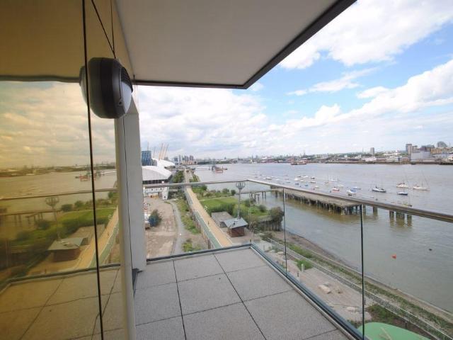 Flat for rent in Greenwich Peninsula, Cat Hill