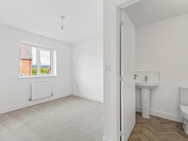 Apartment for rent in Perryfields, West Sussex