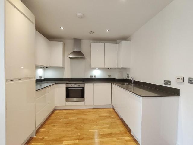 Flat for rent in London Borough of Ealing, Park Royal
