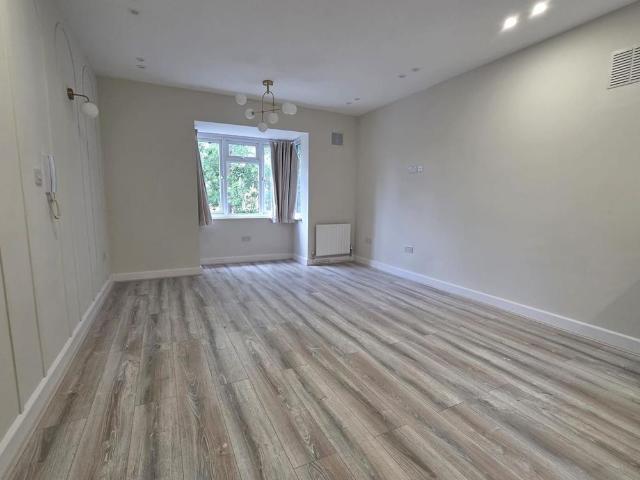 Apartment for rent in Pachesham Park, Surrey