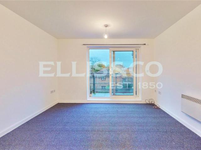 Flat for rent in Preston, Greater London