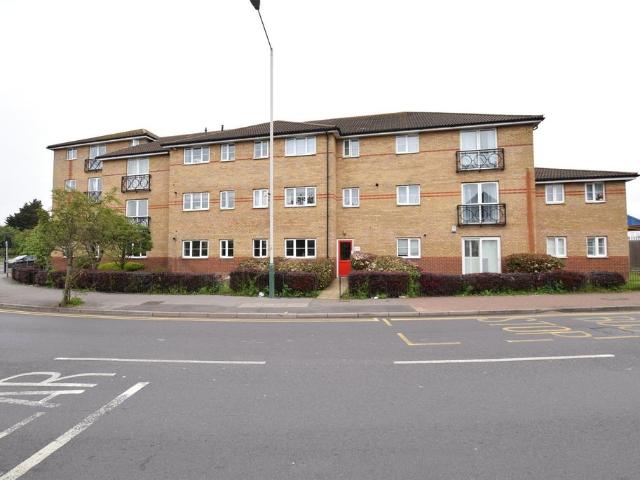 Flat for rent in Rush Green, Greater London