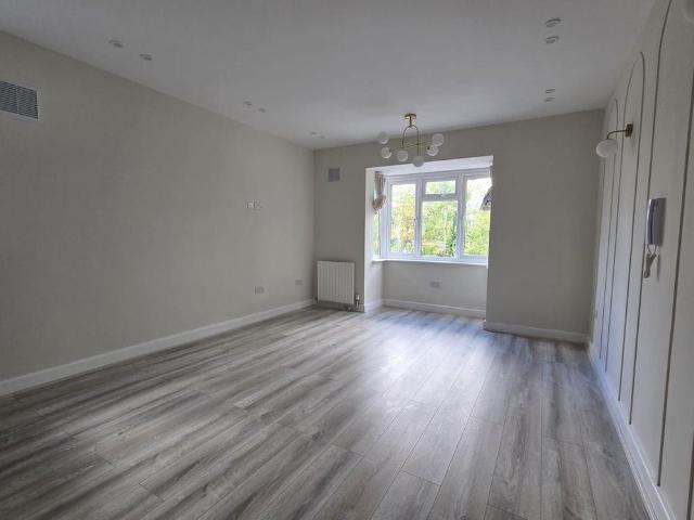 Apartment for rent in Pachesham Park, Surrey