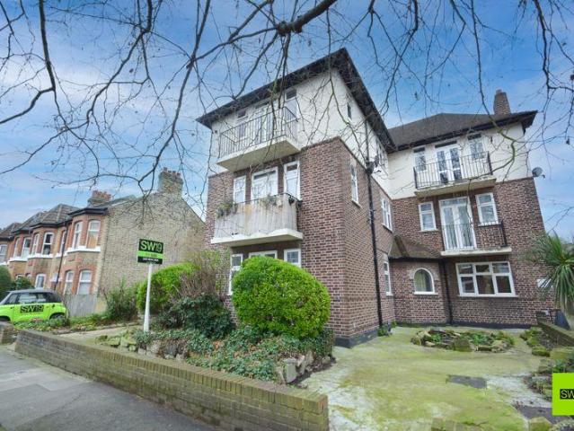 Flat for rent in London Borough of Merton, South Wimbledon