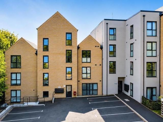 Flat for rent in Woodhall Farm, Pouchen End
