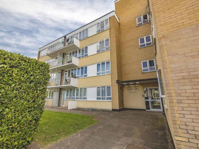 Flat for rent in Richings Park, Iver