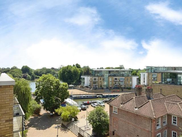 Flat for rent in London Borough of Hounslow, Greater London
