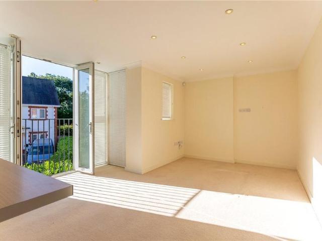 Apartment for rent in North Bourne, Heol-las