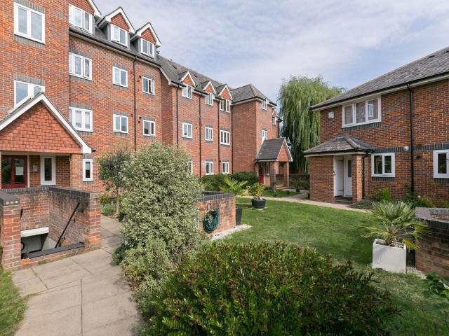 Flat for rent in London Borough of Merton, Merton Park