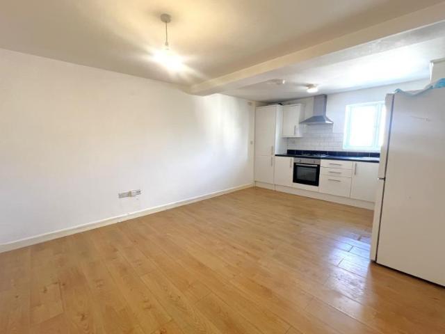 Flat for rent in Horsell, Woking