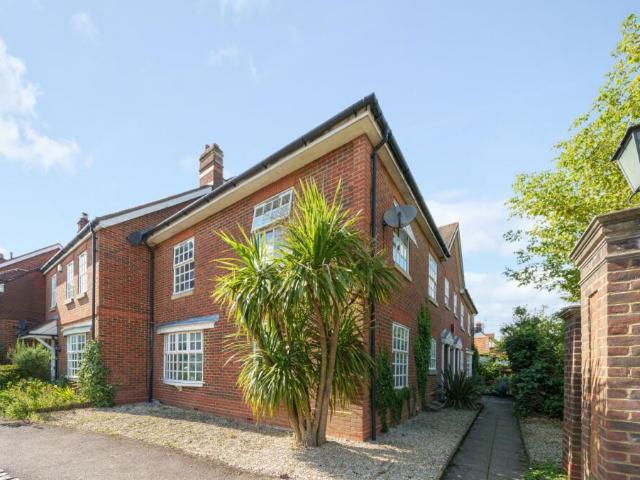 Flat for rent in Beaconsfield, Penn Bottom