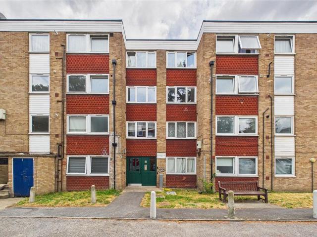 Flat for rent in London Borough of Croydon, Waddon