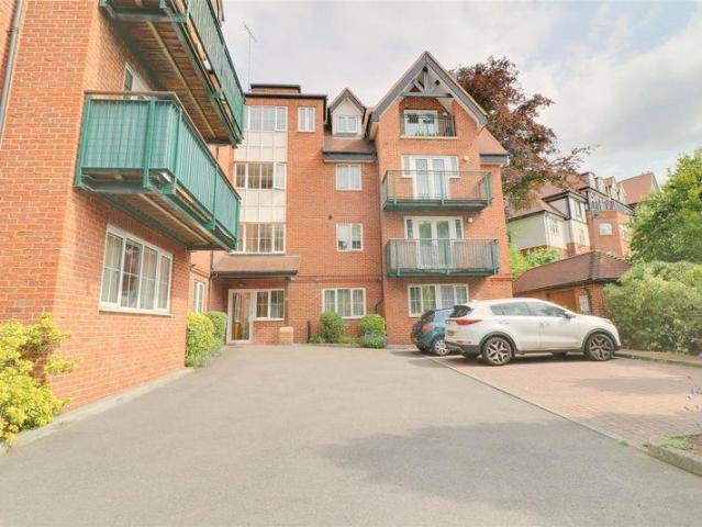 Flat for rent in London Borough of Croydon, Purley