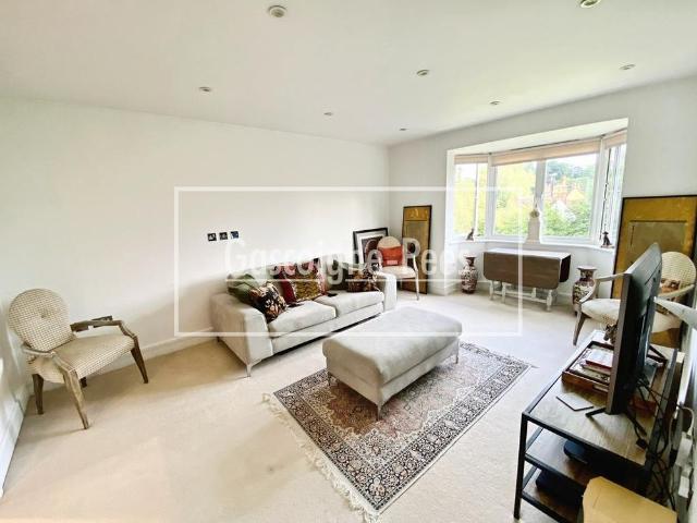 Apartment for rent in Pachesham Park, Surrey