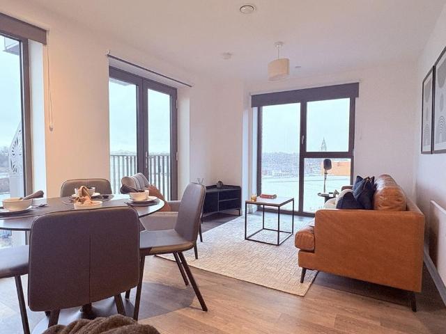 Apartment for rent in Deeplish, Burnedge