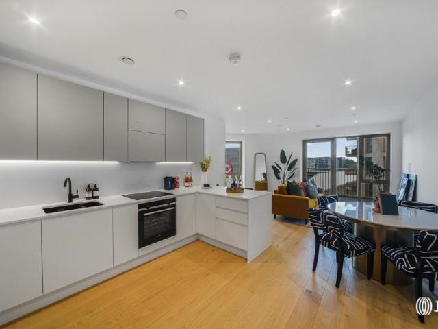 Flat for rent in London Borough of Hounslow, Strand