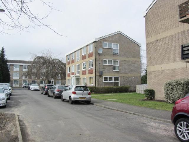 Flat for rent in Row Town, Surrey