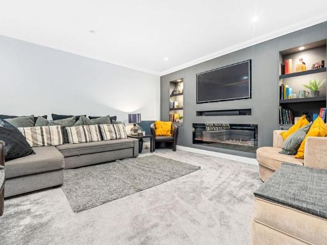 Apartment for rent in Castle Quarter, Falcon Lodge