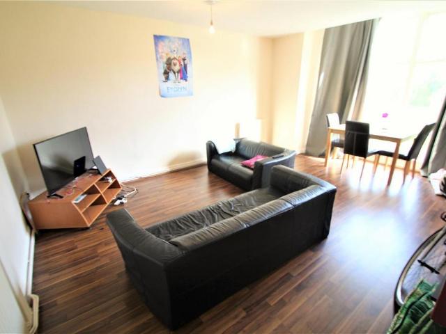 Flat for rent in Hyde Park, West Yorkshire