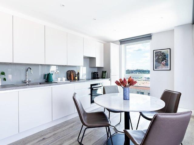 Flat for rent in Red Hill, Surrey