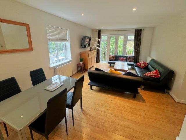 Apartment for rent in Blackhills, Surrey