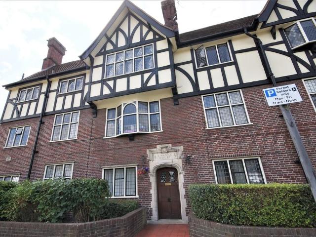 Flat for rent in Pinner, Greater London