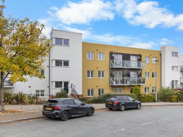 Flat for rent in Penarth Marina, Penarth