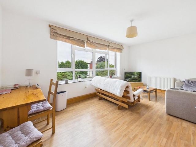 Flat for rent in Strawberry Hill, Greater London