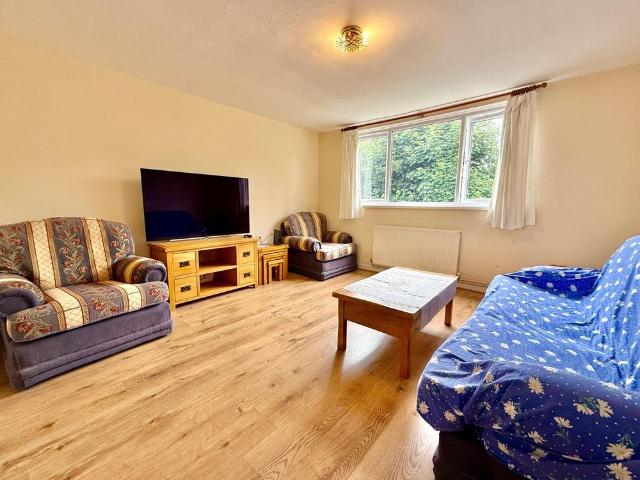 Apartment for rent in Holt Park, West Yorkshire