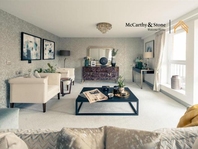Flat for rent in Row Town, Surrey