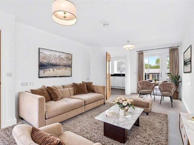 Flat for rent in Blackhills, Surrey