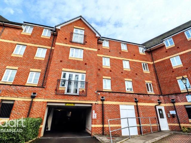 Flat for rent in Slough