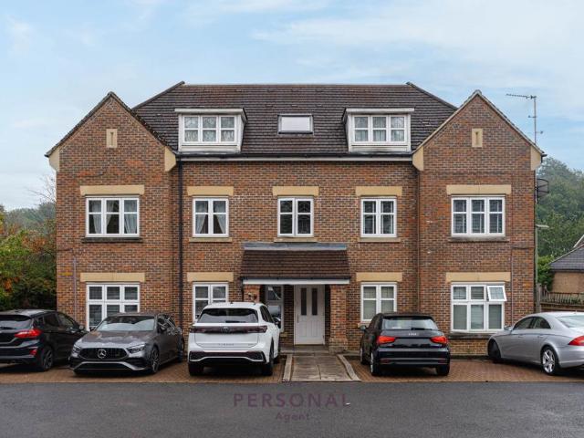 Flat for rent in Red Hill, Surrey