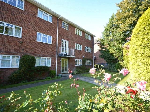 Flat for rent in Weetwood, West Yorkshire