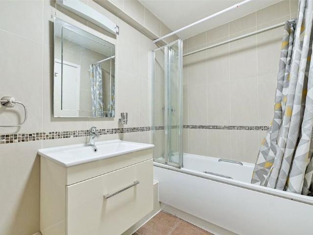 Apartment for rent in Northwood, Greater London